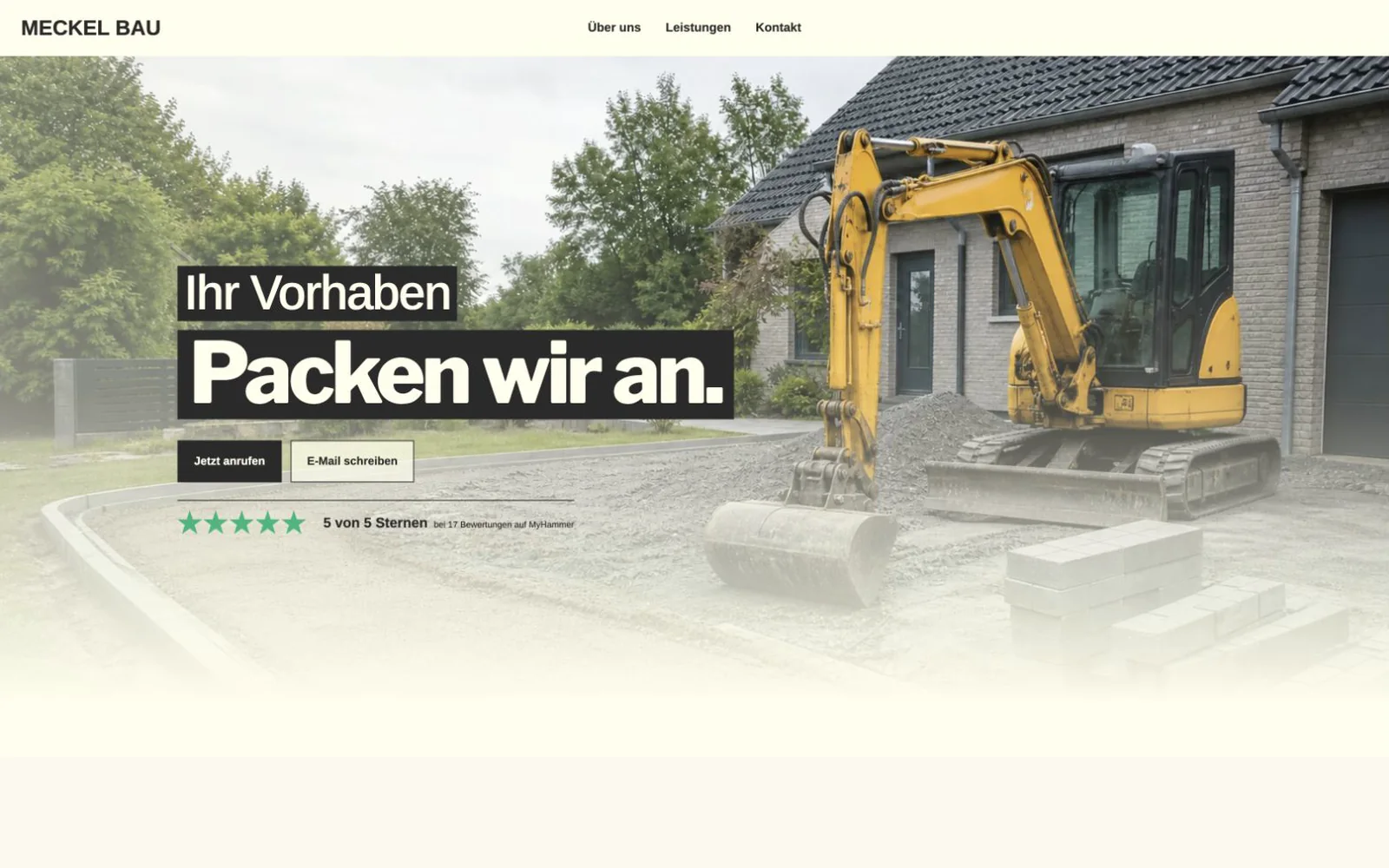 Startseite von Meckel Bau mit gelbem Bagger vor einem Wohnhaus und der Überschrift „Ihr Vorhaben – Packen wir an“.